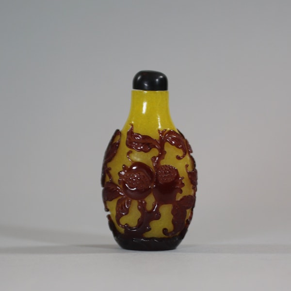 Rare Chinese red-overlay yellow glass snuff bottle, Qing dynasty, 19th Century - image 1