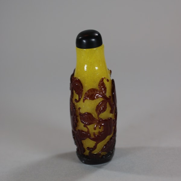 Rare Chinese red-overlay yellow glass snuff bottle, Qing dynasty, 19th Century - image 4