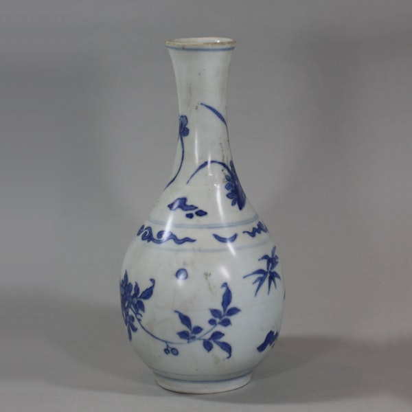 Small Chinese blue and white 'Hatcher Cargo' bottle vase, Shunzhi period (1644-46) - image 2