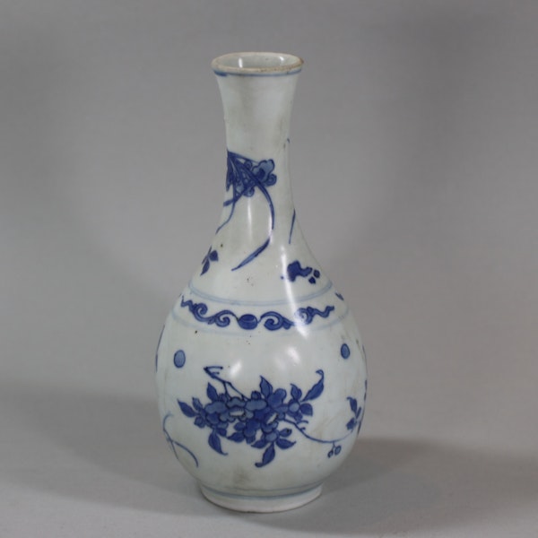 Small Chinese blue and white 'Hatcher Cargo' bottle vase, Shunzhi period (1644-46) - image 4