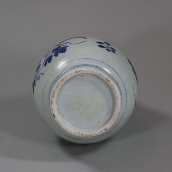 Small Chinese blue and white 'Hatcher Cargo' bottle vase, Shunzhi period (1644-46) - image 5