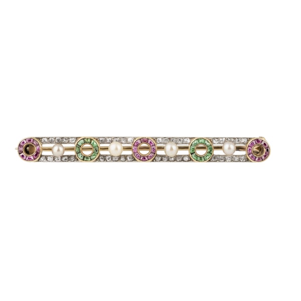 Edwardian bar brooch in 18 ct gold, set with rose cut diamonds, pearls and emerald and rubies, calibre cut - image 1