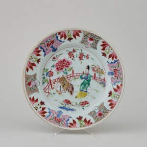 A RARE FAMILLE ROSE PLATE, QIANLONG (1736 - 1795)