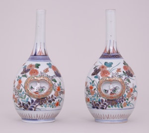 A PAIR OF FINE JAPANESE IMARI BOTTLE VASES, LATE 17TH – EARLY 18TH CENTURY