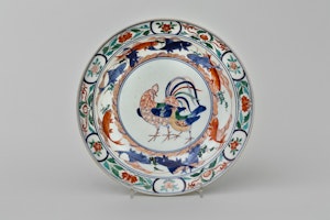 A FINE KO-IMARI IROE EXTREMELY RARE ROOSTER AND CHICK DESIGN BOWL, CA 1700, EARLY 18TH CENTURY