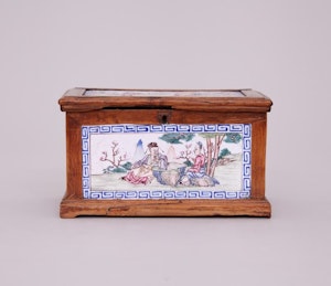 A CHINESE CANTON ENAMEL FAMILLE ROSE BOX, QIANLONG (1736-1795)