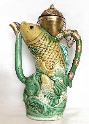 A RARE MING SANCAI GLAZED CARP EWER, 17TH CENTURY