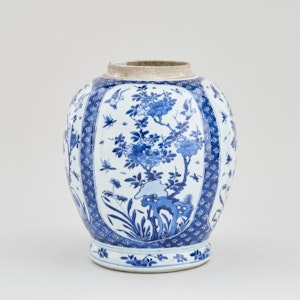 A CHINESE KANGXI BLUE AND WHITE JAR, KANGXI (1662 - 1722)