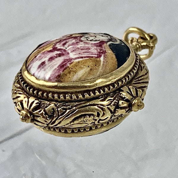 Italian 1660 devotional gold pendant - image 3