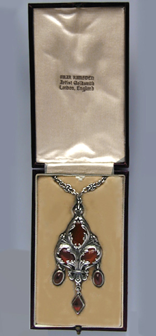 Omar Ramsden. An Arts & Crafts / Art Nouveau silver carnelian set pendant. Circa 1919. - image 4