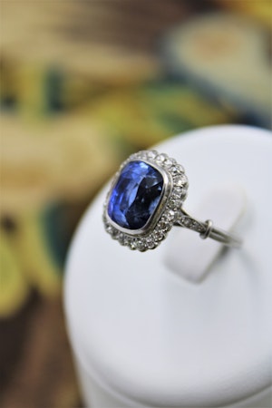 Downstairs at Grays: An exquisite 8.10ct Natural Untreated Ceylon Sapphire and Diamond Antique Cluster Engagement Ring mounted in Platinum, English, Circa 1925