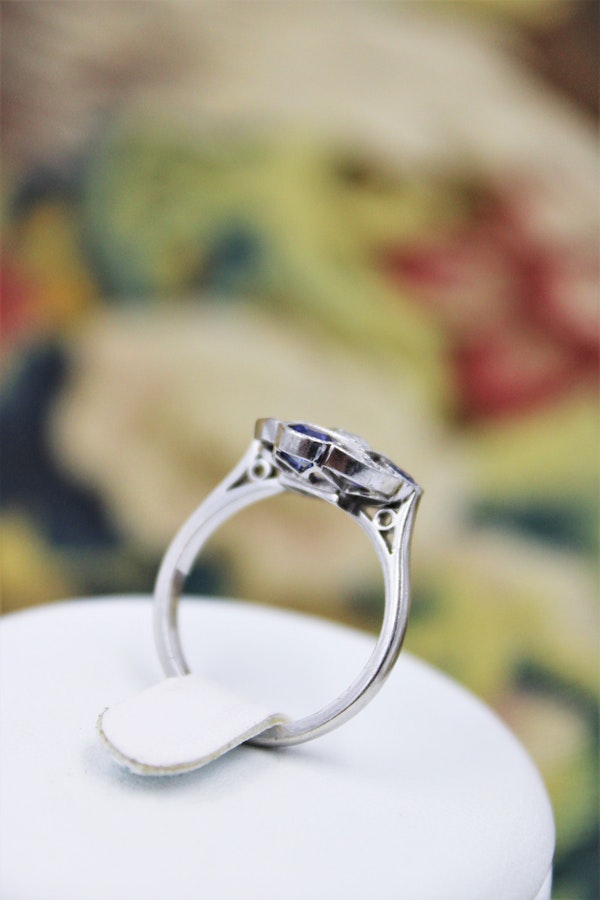 A very fine "Art Deco" Platinum (tested) Sapphire & Diamond "Quatrefoil" Cluster Ring. Circa 1930 - image 3
