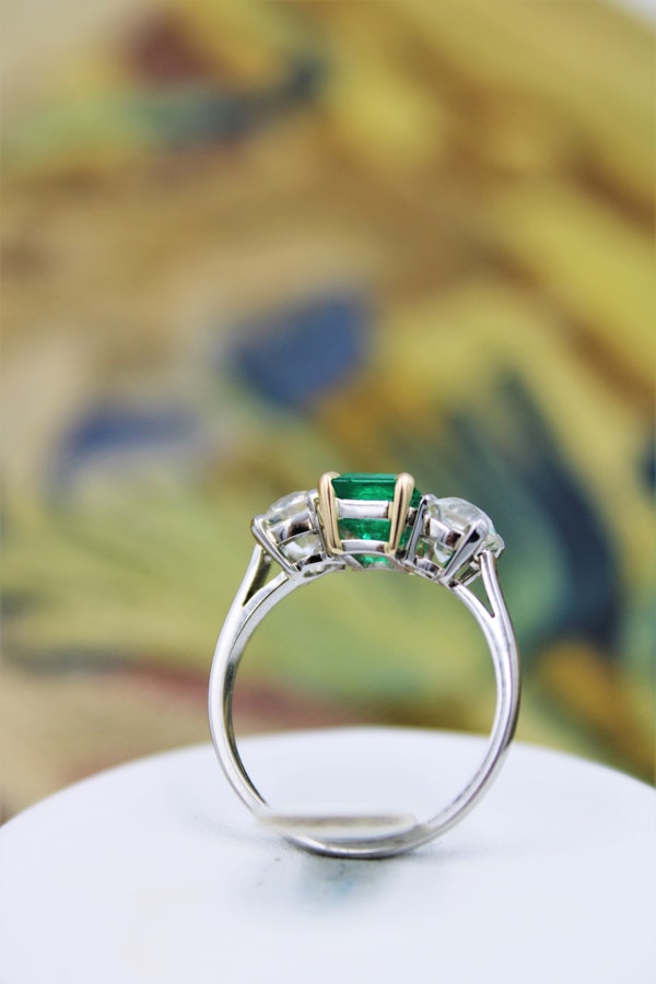 An exceptional Emerald and Diamond Three Stone Engagement Ring mounted in Platinum (Marked) and 18 Carat Gold, Pre-Owned - image 3