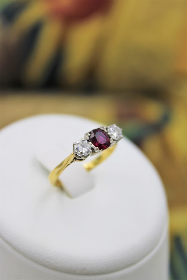 A very fine Three Stone Ruby & Diamond Engagement Ring mounted in 18ct Yellow Gold & Platinum, Circa 1950 - image 3