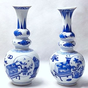A NEAR PAIR OF RARE CHINESE TRIPLE GOURD VASES, KANGXI (1662 - 1722)