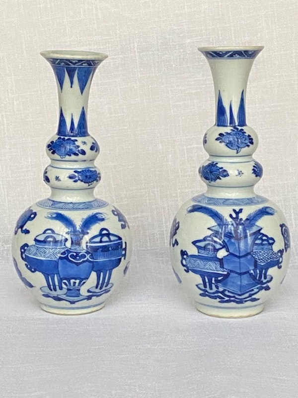 A NEAR PAIR OF RARE CHINESE TRIPLE GOURD VASES, KANGXI (1662 - 1722) - image 4