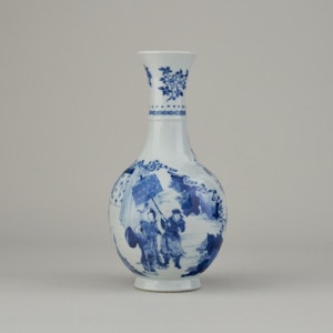 A FINE CHINESE BLUE AND WHITE VASE, 1662-1722