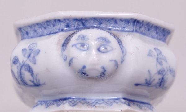 AN UNUSUAL CHINESE BLUE AND WHITE SPICE BOX WITH COVER, KANGXI ( 1662-1722 ) - image 4