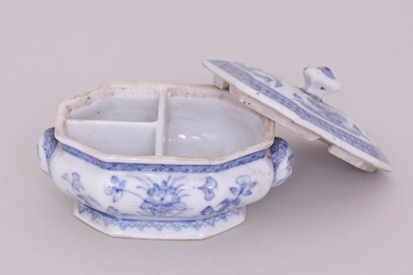 AN UNUSUAL CHINESE BLUE AND WHITE SPICE BOX WITH COVER, KANGXI ( 1662-1722 ) - image 2