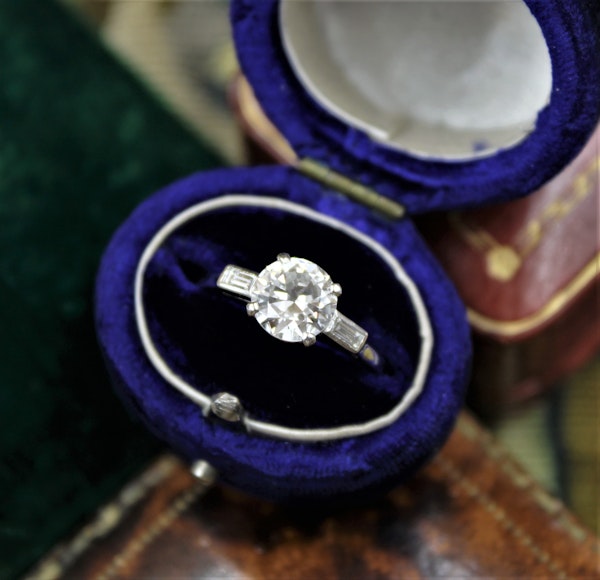 A 1.30ct Diamond Solitaire Engagement Ring with two Baguette Cut Diamond Shoulders, mounted in Platinum. Circa 1950 - image 1