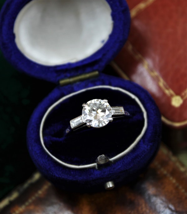 A 1.30ct Diamond Solitaire Engagement Ring with two Baguette Cut Diamond Shoulders, mounted in Platinum. Circa 1950 - image 3