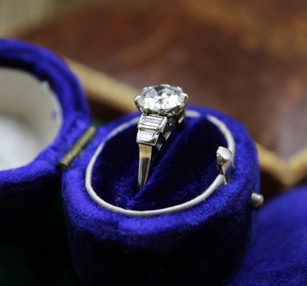A very fine 1.16ct Diamond Solitaire Engagement Ring with Stepped Shoulders set in Platinum, English, Circa 1945 - image 2