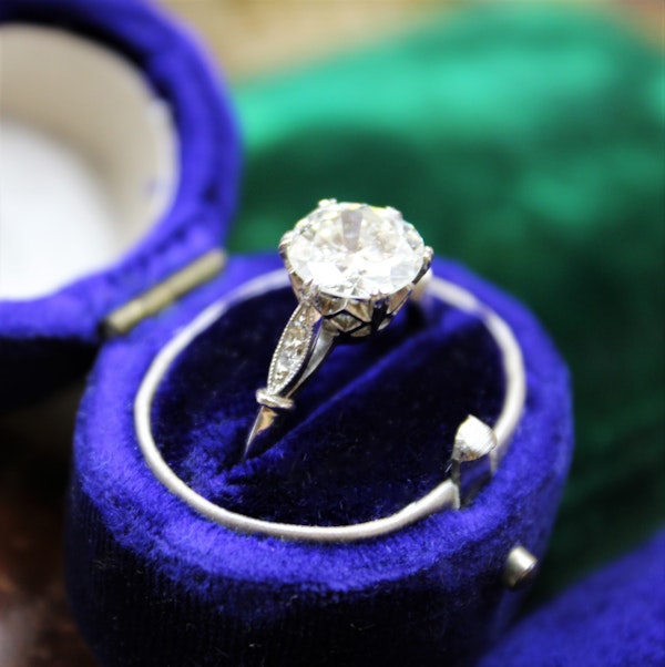 A very fine 1.80 Carat Diamond Solitaire Engagement Ring set in Platinum, English, Circa 1920-1930 - image 3