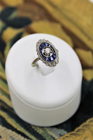 Downstairs At Grays: A very fine Art Deco Diamond and Sapphire Floating Ring set in 18ct Yellow Gold & Platinum, French, Circa 1930