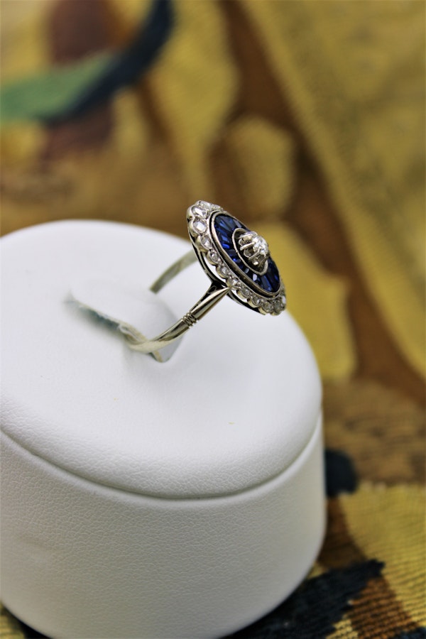 A very fine Art Deco Diamond and Sapphire Floating Ring set in 18ct Yellow Gold & Platinum, French, Circa 1930 - image 2