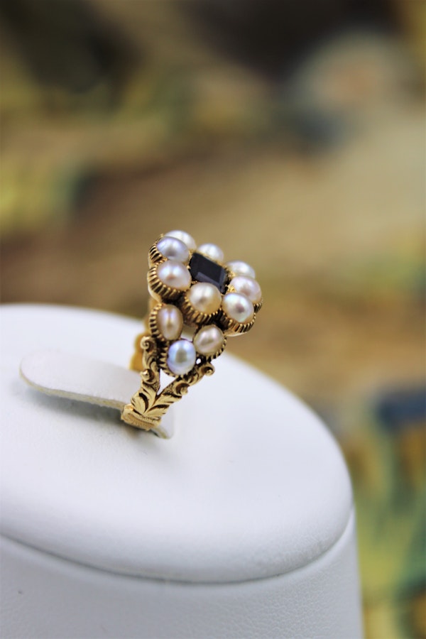 A fine Garnet and Natural Pearl Mourning Ring set in 18ct Yellow Gold, English, Circa 1840 - image 2