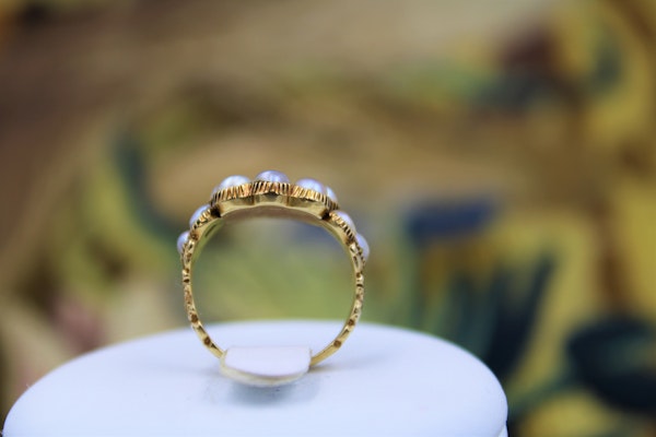 A fine Garnet and Natural Pearl Mourning Ring set in 18ct Yellow Gold, English, Circa 1840 - image 4