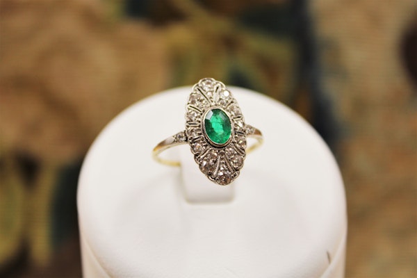 A very fine Oval Emerald & Diamond Plaque Ring mounted in 14ct Yellow Gold & Platinum, Continental, Circa 1920 - image 1