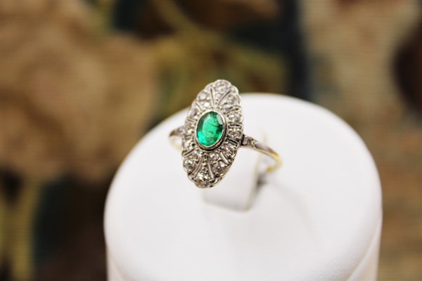 A very fine Oval Emerald & Diamond Plaque Ring mounted in 14ct Yellow Gold & Platinum, Continental, Circa 1920 - image 2