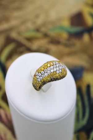 Downstairs at Grays: A very fine Valente Diamond White, Yellow & "Cognac" Diamond Dress Ring, Italian, Pre-owned