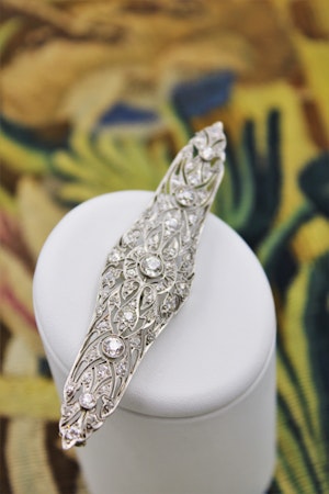 Downstairs at Grays: A very fine Diamond Art Deco Elongated  Brooch in Platinum & 18ct Gold Tested, Circa 1920