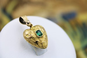 Downstairs at Grays: An extremely fine Emerald "Heart" Pendant set in 15 Carat Yellow Gold, English, Circa 1870