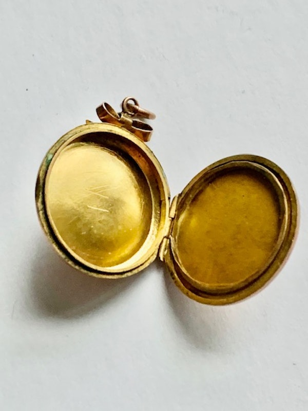Victorian engraved gold locket. Spectrum Antiques - image 2