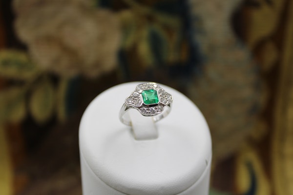 A very fine Emerald and Diamond Cluster Engagement Ring mounted in 18ct White Gold, English, Circa 1955 - image 6