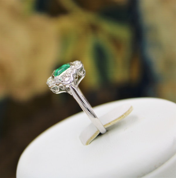 A very fine Emerald and Diamond Cluster Engagement Ring mounted in 18ct White Gold, English, Circa 1955 - image 5