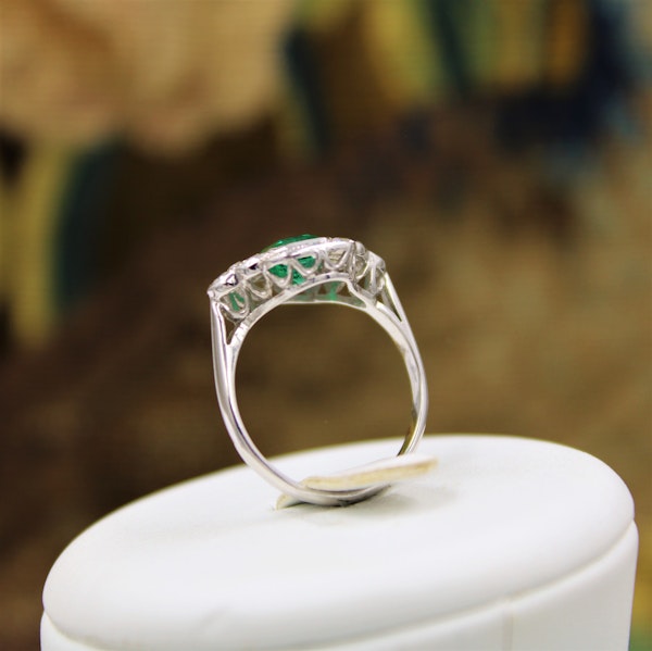 A very fine Emerald and Diamond Cluster Engagement Ring mounted in 18ct White Gold, English, Circa 1955 - image 4