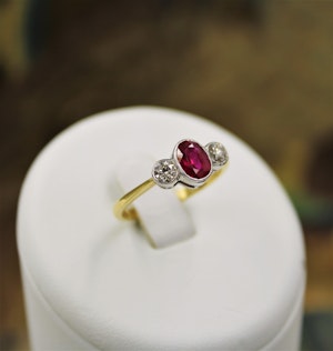 Downstairs at Grays: A very fine Oval Natural Ruby & Diamond Engagement Ring mounted in 18ct Yellow Gold & Platinum, Pre-owned