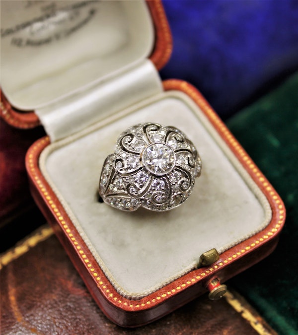 A very beautiful & stylish Art Deco Diamond Demi-Bombé Ring, mounted in Platinum, Circa 1935 - image 3