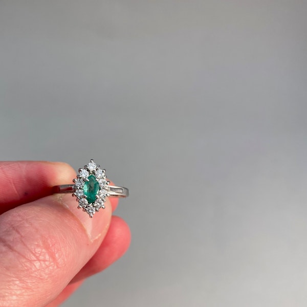 Emerald Diamond Ring in 18ct White Gold date Birmingham 1981 SHAPIRO & Co since1979 - image 7