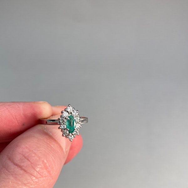 Emerald Diamond Ring in 18ct White Gold date Birmingham 1981 SHAPIRO & Co since1979 - image 8