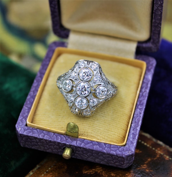 A very fine Art Deco Diamond Dress Ring mounted in Platinum and 14ct Gold, Circa 1930 - image 3