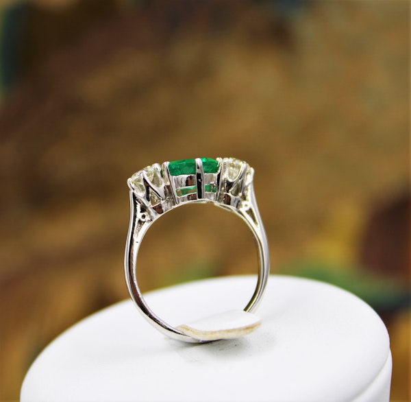 A very fine Emerald & Diamond Three Stone Ring set in Platinum, Circa 1980 - image 5