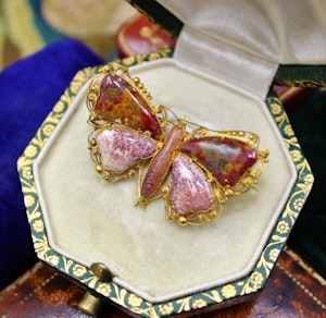 Downstairs at Grays: An extremely fine Georgian Agate Butterfly Brooch set in High Carat Yellow Gold, English, Circa 1780 - 1790