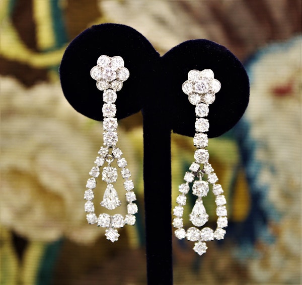A magnificent pair of 8.30ct Diamond Drop Earrings set in 18ct White Gold, Circa 1955 - image 2