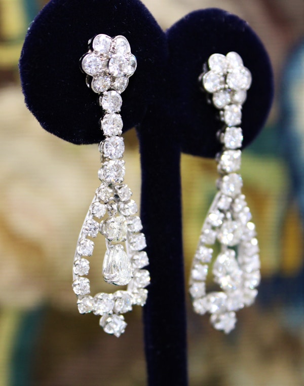 A magnificent pair of 8.30ct Diamond Drop Earrings set in 18ct White Gold, Circa 1955 - image 3