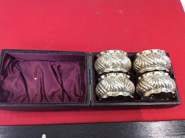 A boxed set of napkin rings - image 3